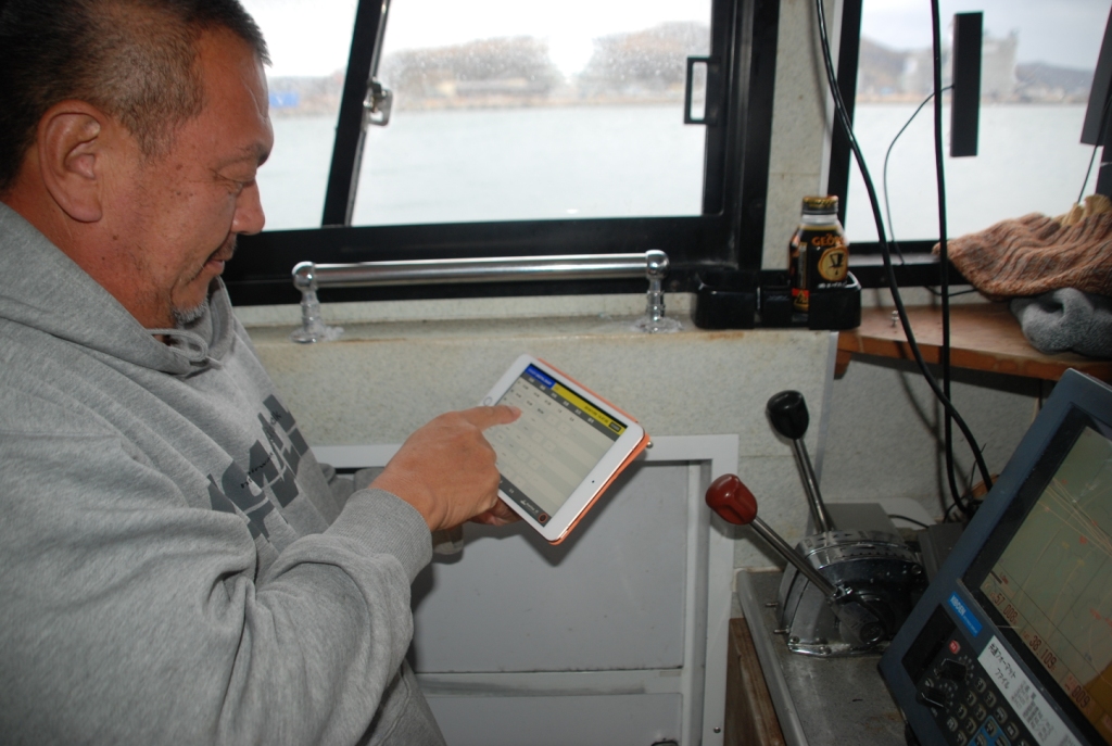漁業者らが、研究者のつくったタブレット端末アプリに日ごとの漁獲量や漁船の操業時間を入力